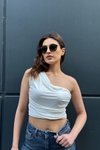 Beyaz Tek Omuzlu Büzgülü Crop Bluz