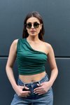 Zümrüt Tek Omuzlu Büzgülü Crop Bluz