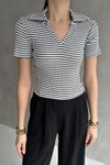 Gri Çizgili Kaşkorse Kısa Kollu Yaka Detaylı V T-shirt