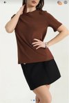 Kahverengi Model Yumuşak Tuşeli Ovirsize Fit Basic T-shirt