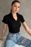 Siyah Kısa Kollu Yaka Detaylı V T-shirt