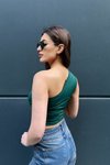 Zümrüt Tek Omuzlu Büzgülü Crop Bluz