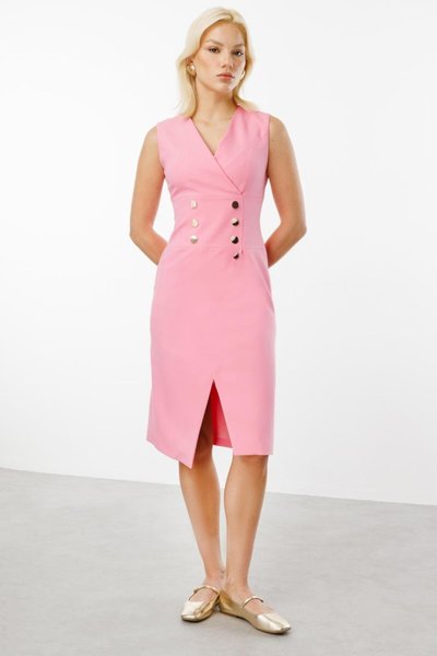 فستان ميدي بفتحة وياقة كروس وردي