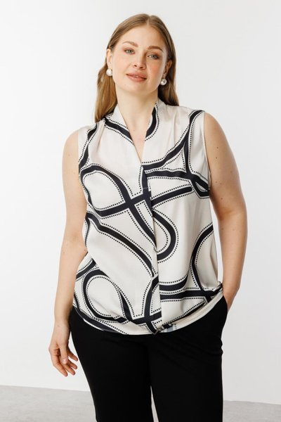 بلوزة سوداء بنقشة بياقة على شكل V