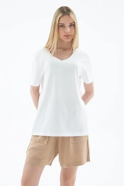 Beyaz V Yaka Kısa Kollu T-shirt