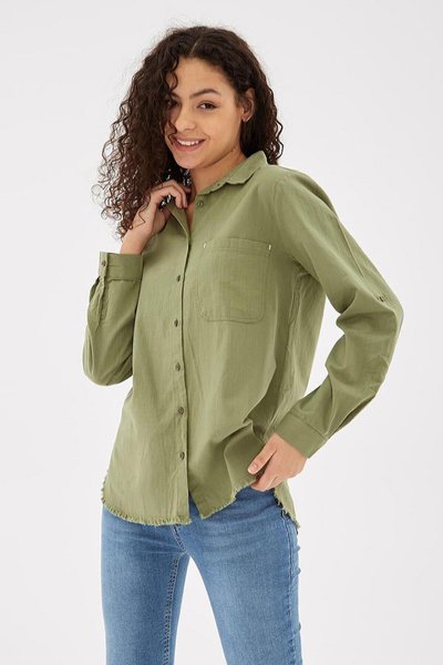 قميص بأكمام طويلة وجيوب باللون الكاكي