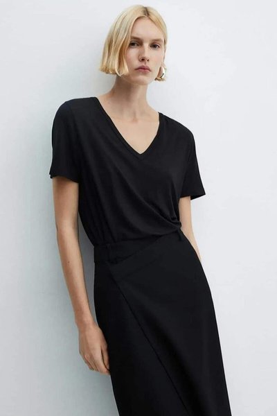 بلوزة سوداء بياقة V وأكمام قصيرة