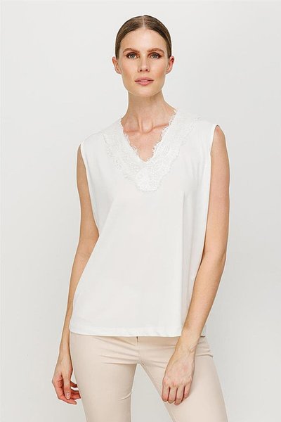 بلوزة بتفاصيل تول عند الياقة بلون إكرو