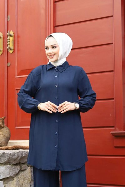 قميص تونك فيسكوز منسوج بلون سادة وأزرار بتفاصيل أنيقة مناسب للرياضة باللون الكحلي