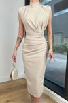 Bej Broş Detaylı Vatkalı Krep Elbise