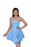 فستان أزرق فاتح قصير بحمالات قابلة للتعديل مع تفاصيل طبقات في الحافة للحفلات والتخرج