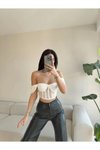 Beyaz Tül Detaylı Biyeli Madonna Yaka Crop Bluz