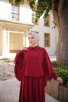 Bordo Yakalı Pelerinli Tesettür Elbise