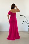 Fuşya Krep Kumaş Straplez Tek Omuz Büzgü Ve Yırtmaç Detay Uzun Abiye Elbise