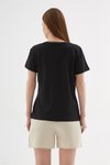 Siyah Yakası İşlemeli T-shirt