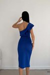 Saks Mavisi Midi Tek Omuzlu Scuba Kumaş Volan Ve Yırtmaç Detaylı Abiye Elbise