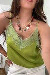 Fıstık Yeşili Dantel Detaylı Saten Askılı Bluz