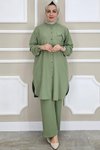 طقم مزدوج مع ياقة عالية وإكسسوارات خضراء