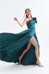 Yeşil Uzun Tek Omuzlu Detaylı Yırtmaçlı Saten Abiye Elbise