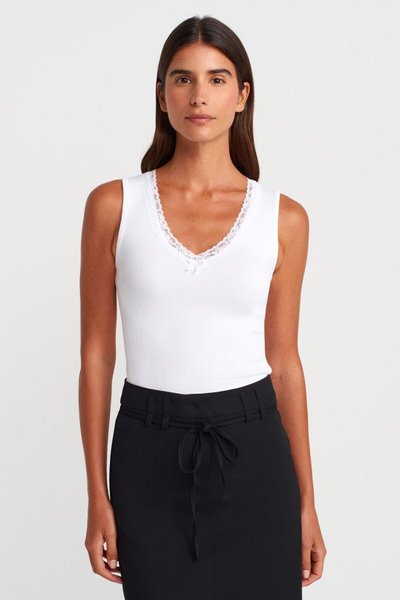 Beyaz Dantel Detaylı Crop