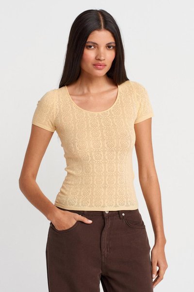 بلوزة قصيرة الأكمام بنسيج دانتيل صفراء