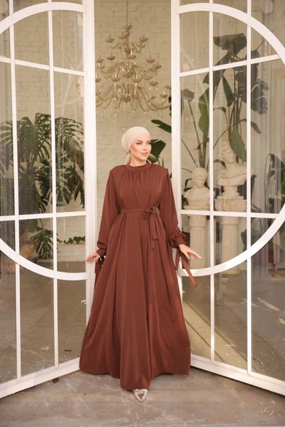 Kahverengi̇ Büzgü Yaka Kurdelalı Tesettür Abiye Elbise