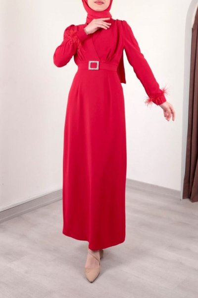 Kırmızı Tokalı Kemerli Kolu Tüy Detaylı Önü Çift Kat Tesettür Elbise