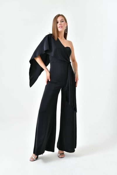 بدلة رسمية بكتف واحد مع تفاصيل ربط وحشوة للصدر