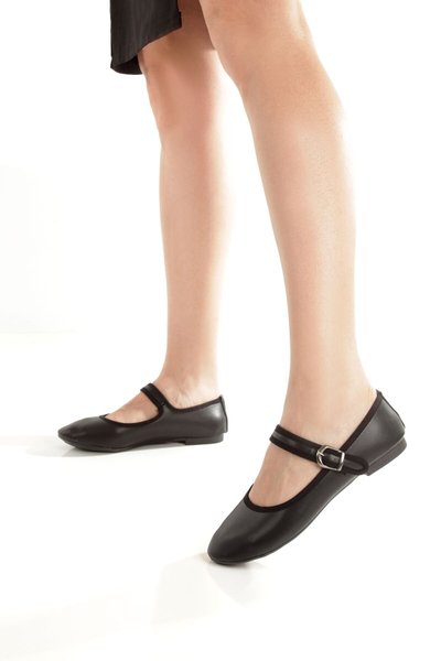 Siyah Cilt Ece Yuvarlak Kalın Baretli Tokalı Düz Topuklu Ortapedik Kapalı Babet