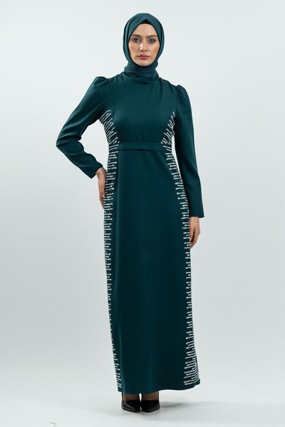 فستان سهرة محتشم مزين بحجر بلون زمردي