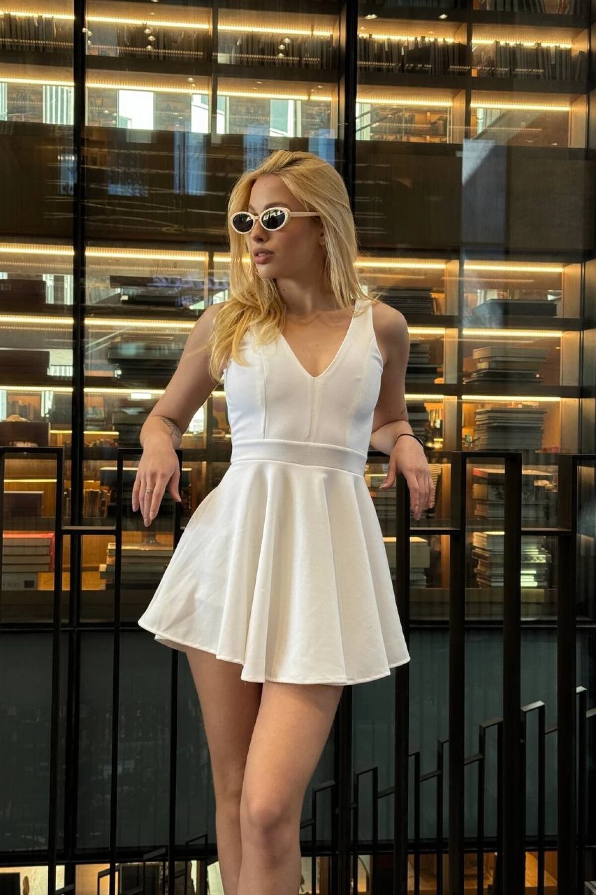 Beyaz Mini Sıfır Kol Şortlu Sırt Detay Elbise - Luvita Co