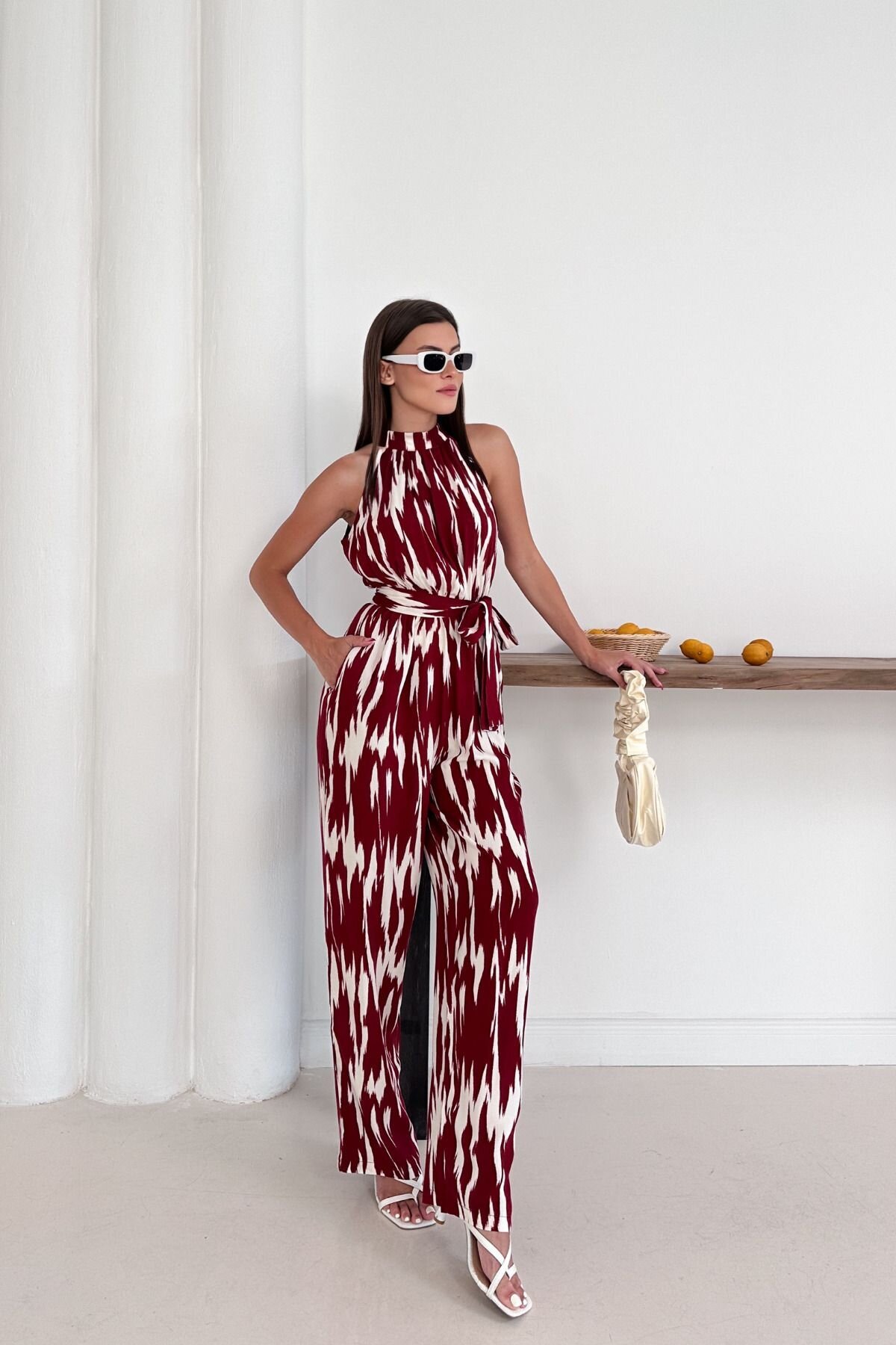 Bordo Halter Yaka Desenli Kuşaklı Tulum - MOZENA