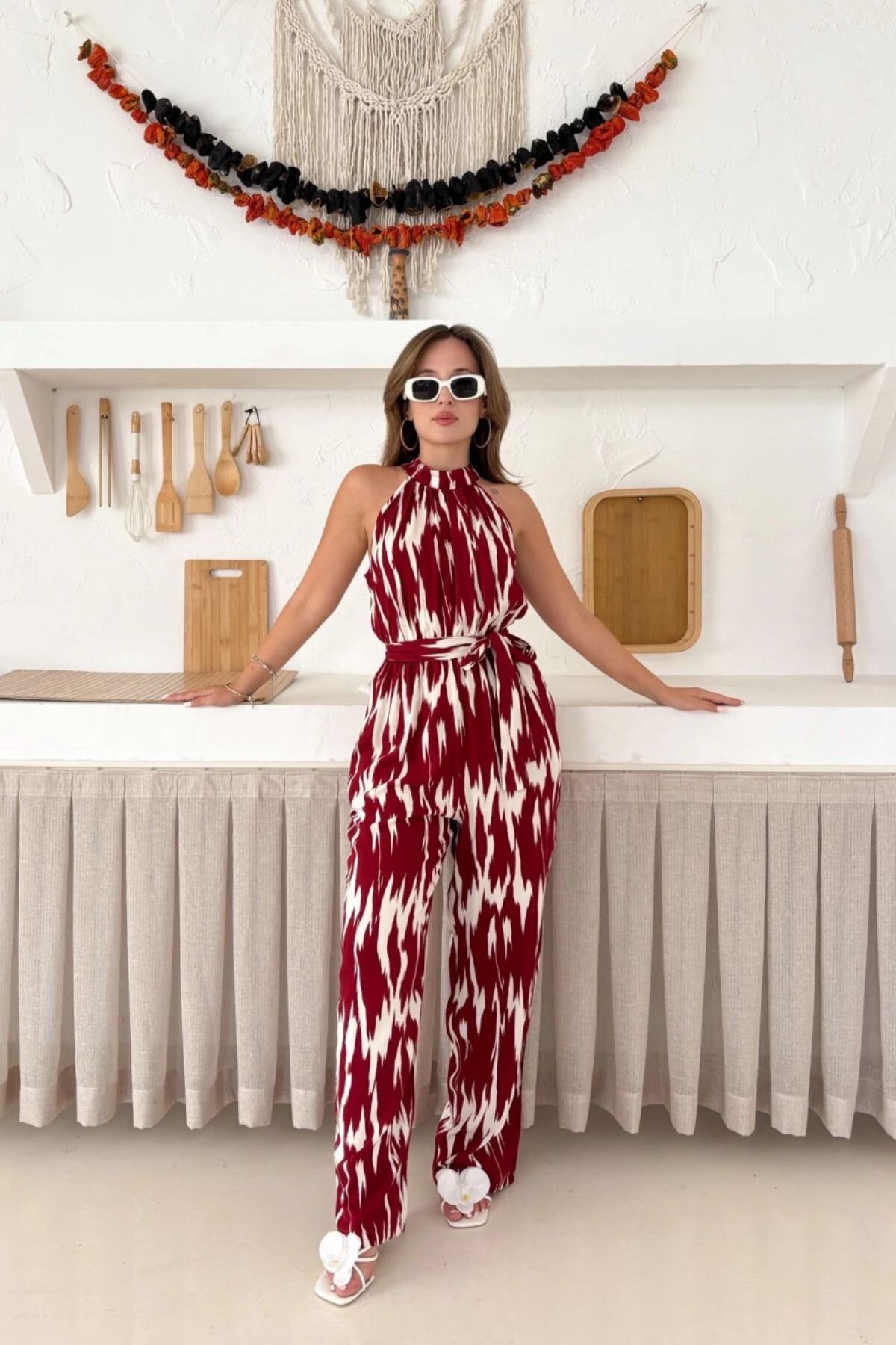 Bordo Halter Yaka Kuşak Detaylı Desenli Tulum - MOZENA