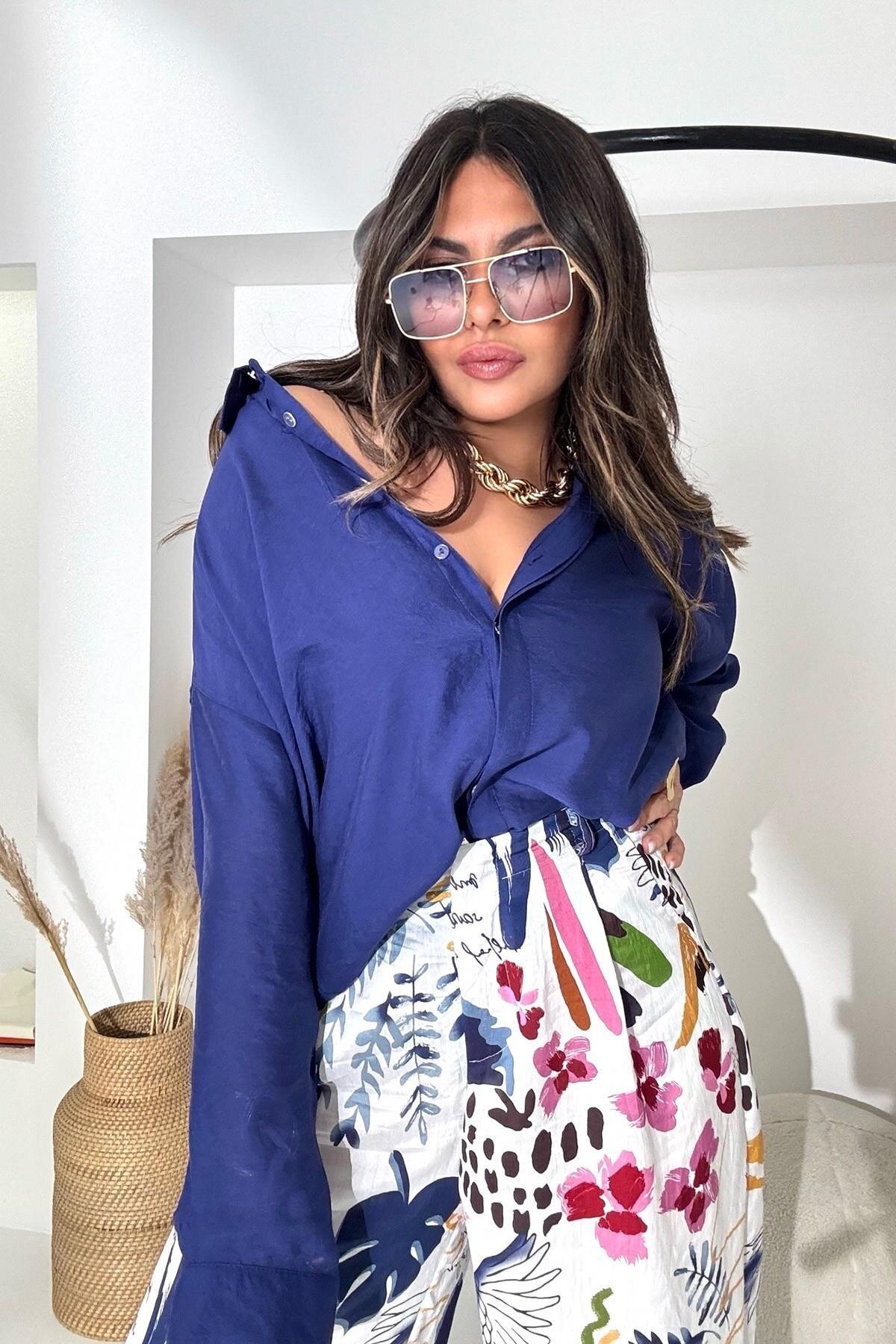 قميص فوال أزرق نيلي مزين بإكسسوارات وأزرار ذهبية - Sohotique By P