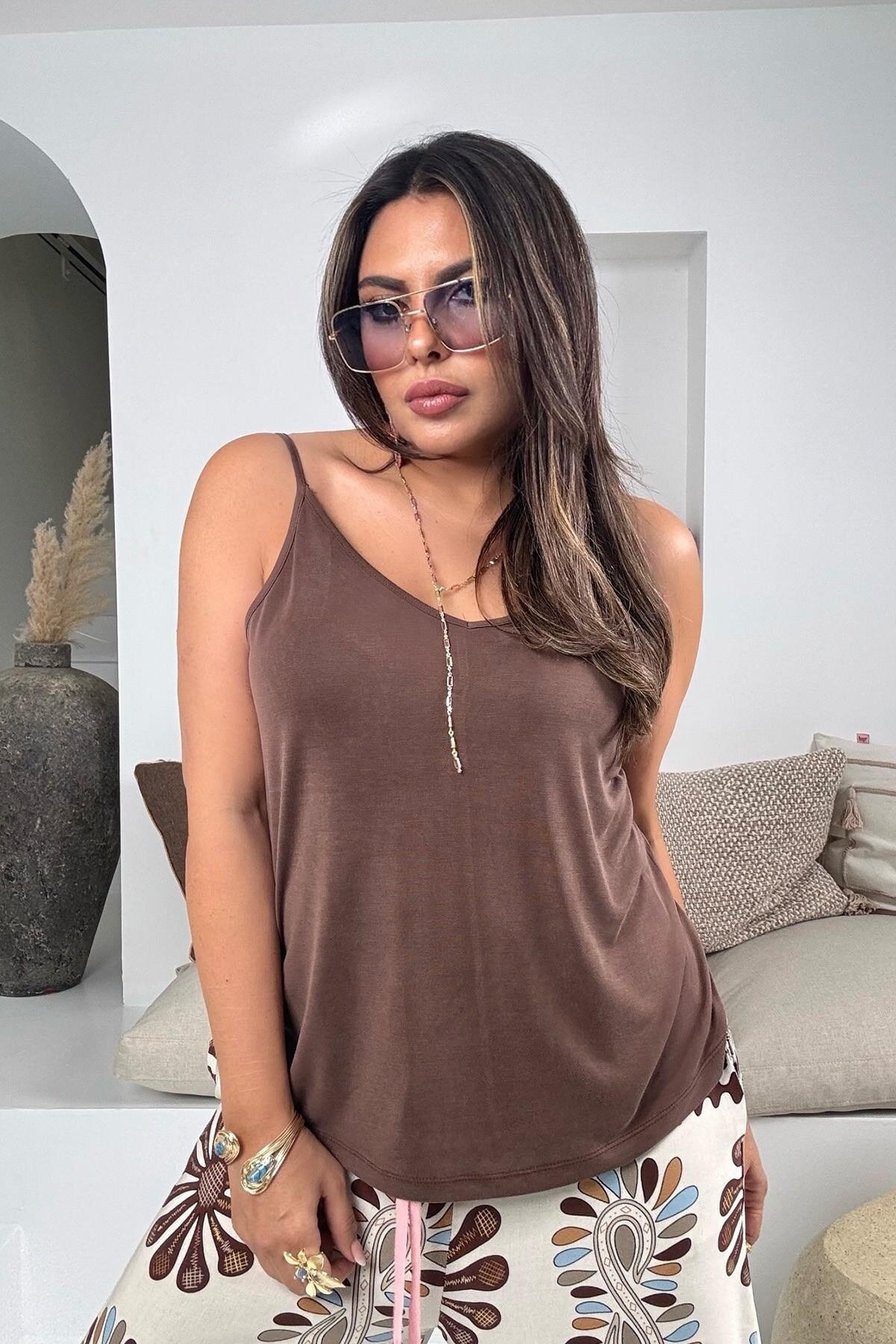 توب بني من قماش المودال بحمالات رفيعة - Sohotique By P
