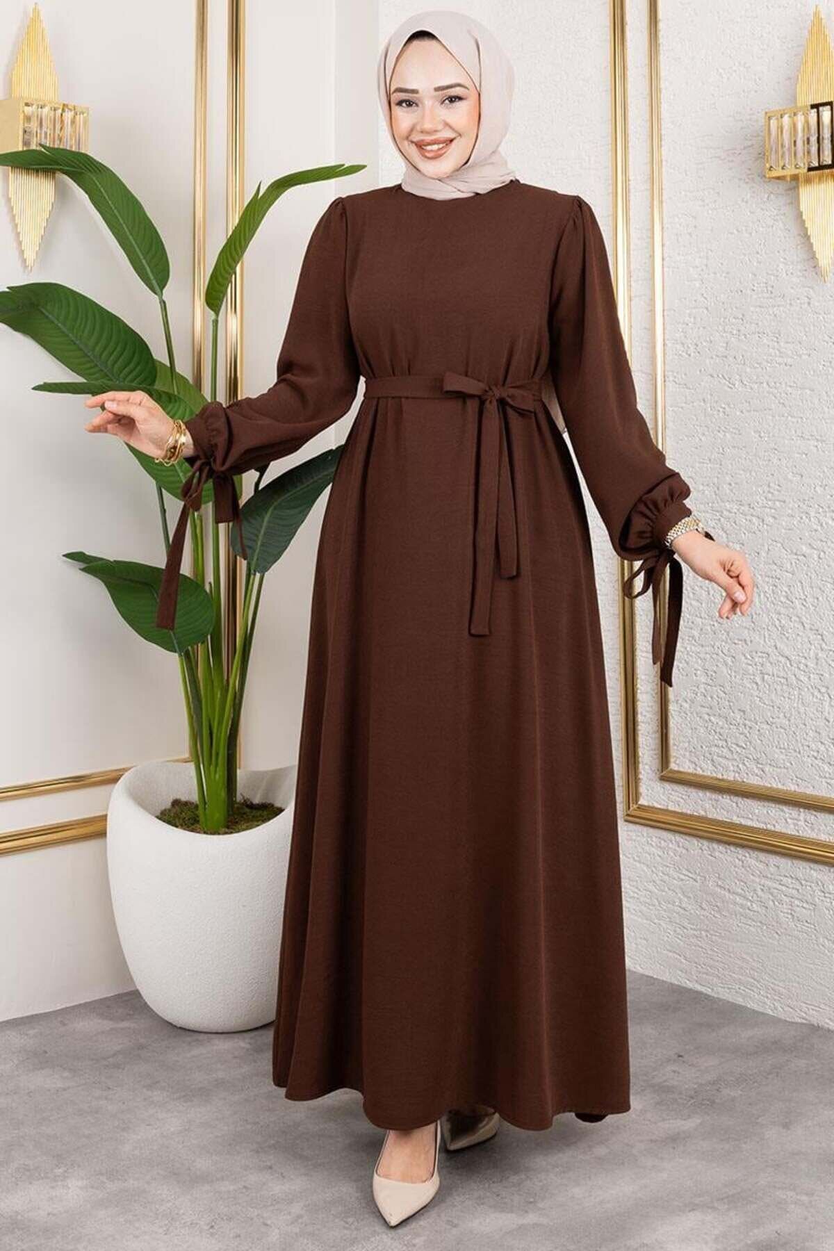 Kahverengi Manşeti Bağcıklı Tesettür Elbise - Mec Fashion