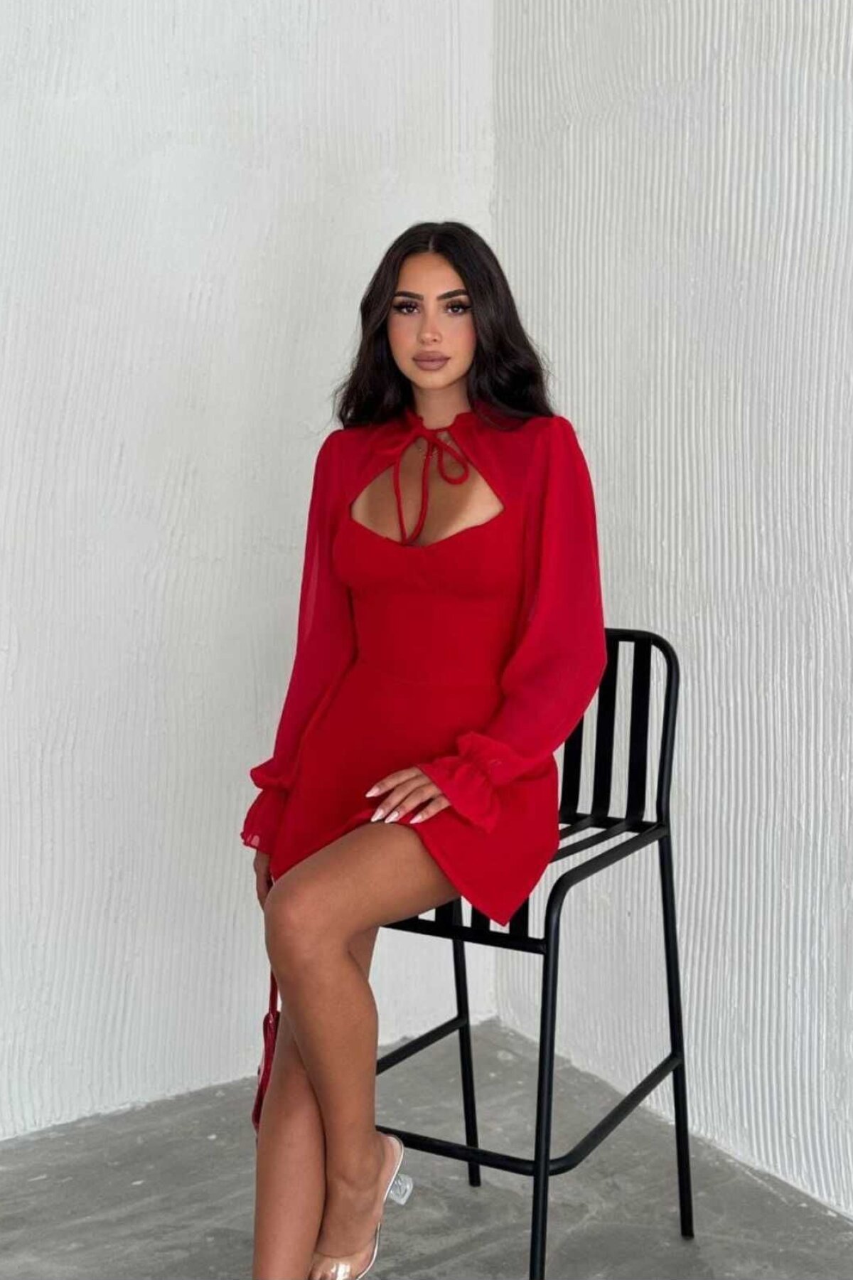 فستان أحمر ميني بياقة قلب وربطة صدر وأكمام شيفون - OlaLady