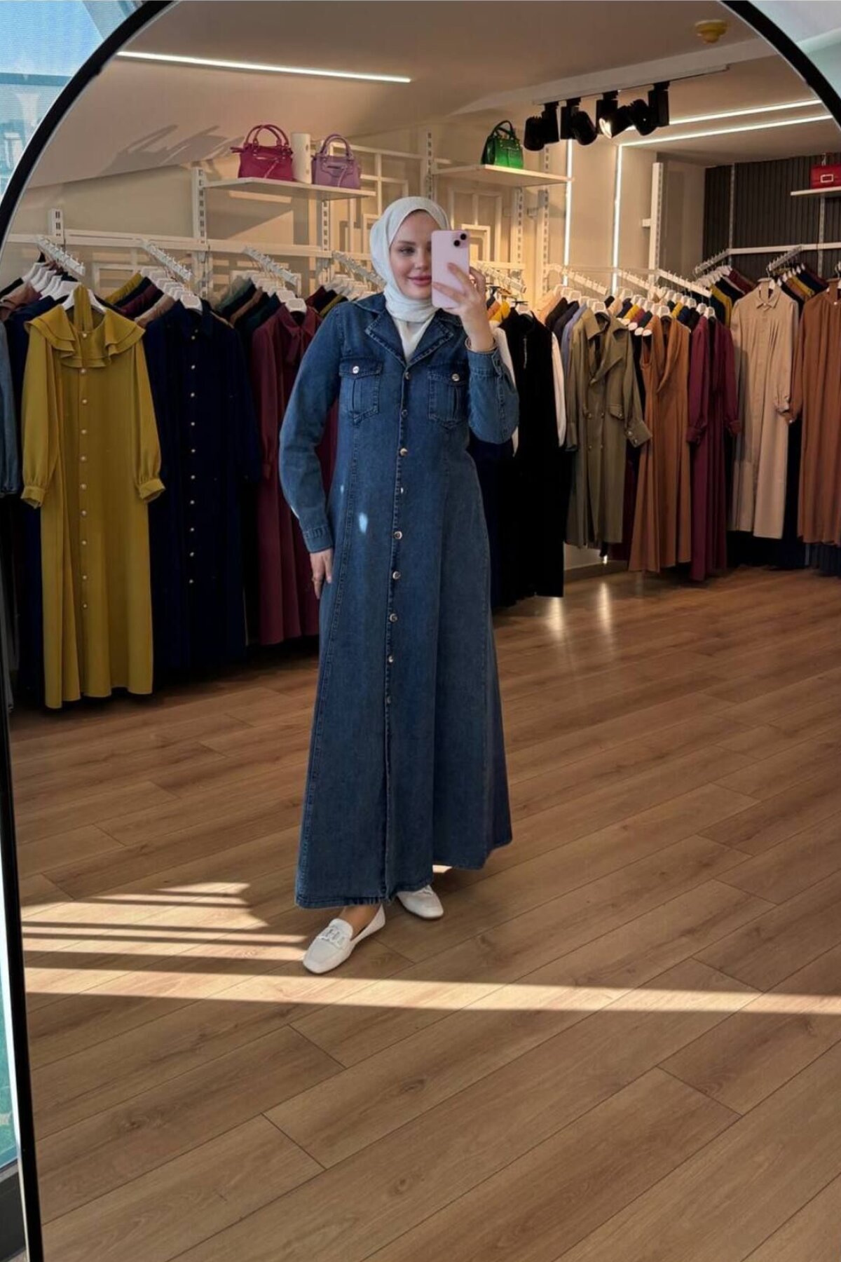 فستان دينيم ساتر كحلي بجيوب كارغو وأزرار أمامية كاملة - OlaLady
