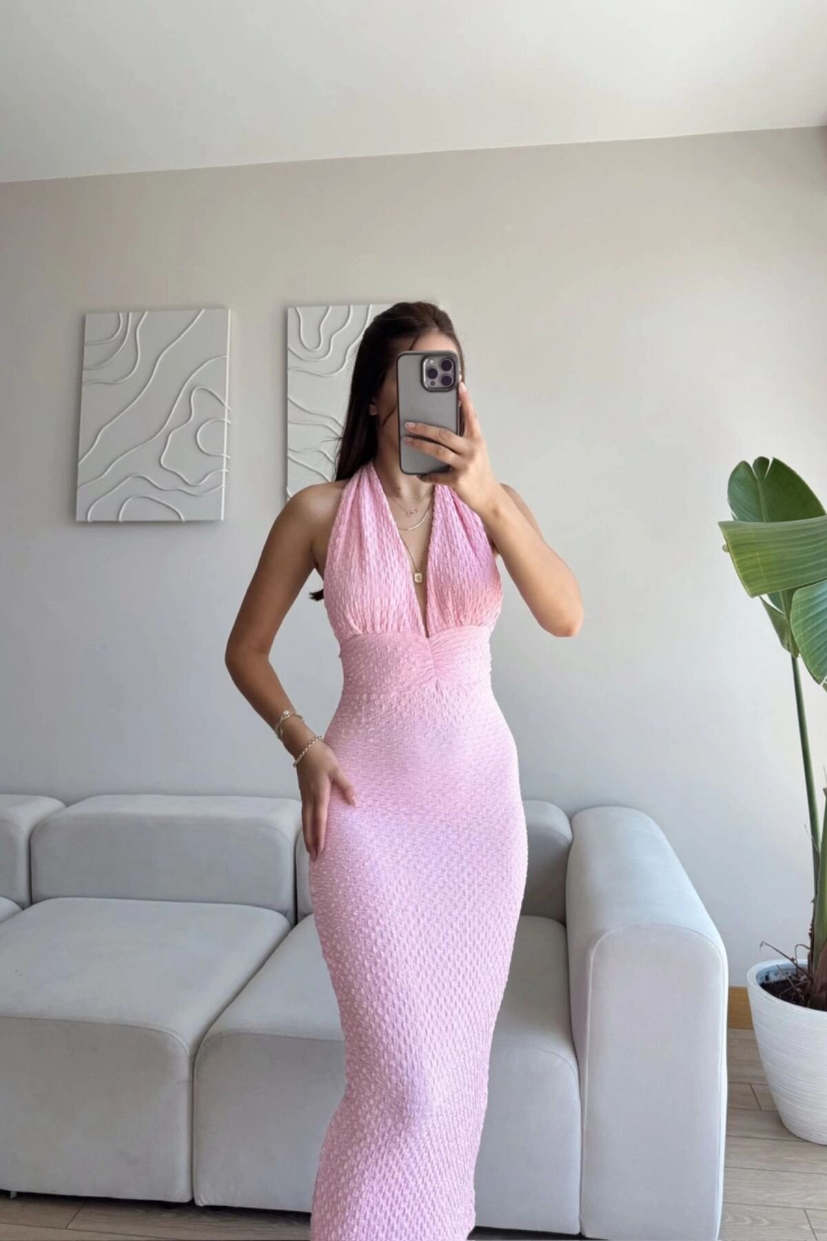 Pembe Uzun Boyundan Bağlamalı Gofre Kumaş Arkası Yırtmaçlı Elbise - MOZENA