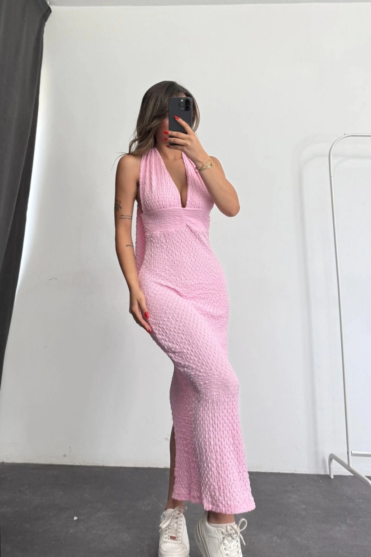 Pembe Uzun Boyundan Bağlamalı Gofre Kumaş Arkası Yırtmaçlı Elbise - MOZENA