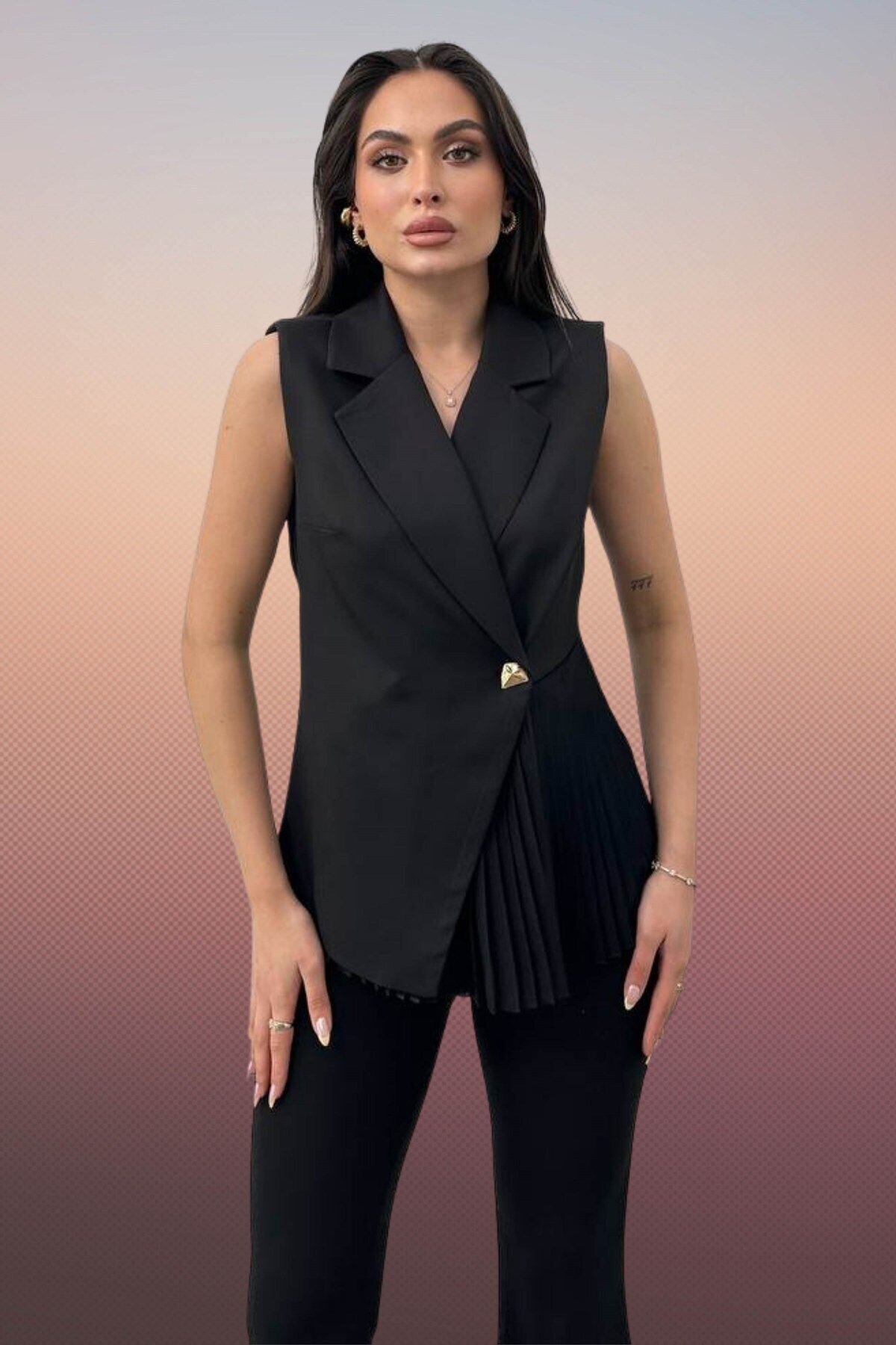 Siyah Metal Düğmeli Pilise Detaylı Bluz - Moda Amore