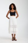 تنورة بيضاء ميدي بتفاصيل دانتيل ومبطنة بقصة مريحة