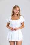 Beyaz Mini Volan Etek Detaylı Kısa Şortlu Tulum – Kare Yaka Karpuz Kol Yazlık Fit Kesim Elbise