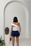 Beyaz Omuz Aksesuar Detaylı Crop Bluz