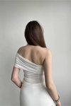 Beyaz Sandy Kumaş Omuz Aksesuar Detaylı Crop Bluz