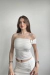 Beyaz Sandy Kumaş Omuz Aksesuar Detaylı Crop Bluz