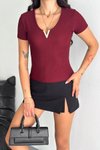 Bordo V Yaka Aksesuarlı Kısa Kol Bluz
