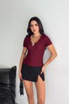 Bordo V Yaka Aksesuarlı Kısa Kol Bluz