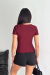 Bordo V Yaka Aksesuarlı Kısa Kol Bluz