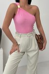 Pembe Tek Omuz Aksesuar Detaylı Crop Bluz
